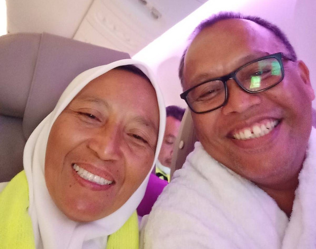 Endang dan istrinya Popon Rohmawati saat berada di pesawat. dok Istimewa