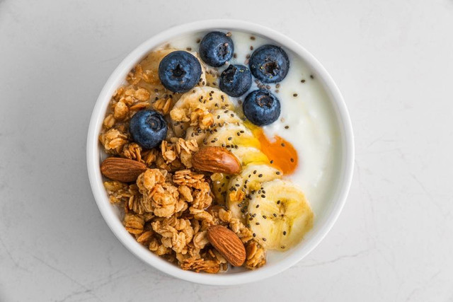 Ilustrasi Makanan, Sarapan atau Camilan Sehat Granola (sumber: shutterstock.com)