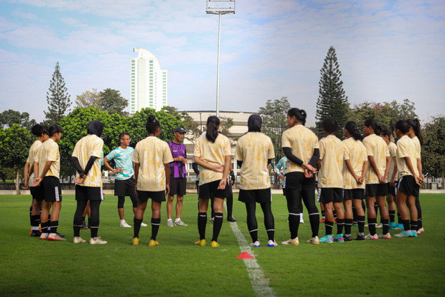 Pelatih Timnas Wanita Indonesia Satoru Mochizuki di Senayan, Jakarta, Senin (27/5/2024). Foto: Iqbal Firdaus/kumparan