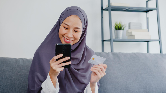 Ilustrasi menggunakan debit BRI untuk persiapan ibadah haji. Foto: Freepik