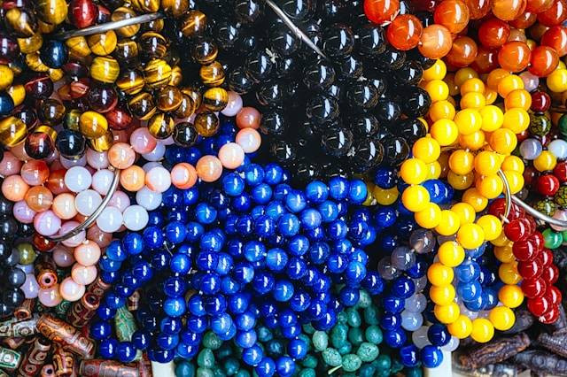 Ilustrasi apa itu gelang manik-manik. Foto: Eric Prouzet/Unsplash
