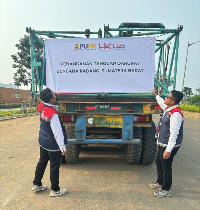 Anak usaha PT Hutama Karya (Persero), PT Hutama Karya Infrastruktur (HKI), melakukan pemulihan jalan pasca bencana longsor dan banjir yang terjadi di Provinsi Sumatera Barat. Foto: HKI