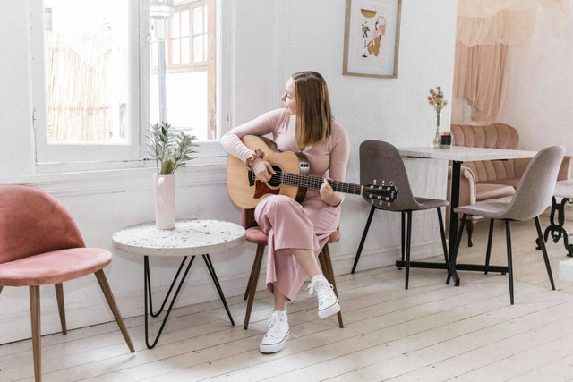Ilustrasi Apa Keuntungan Bermain Gitar? Sumber: Unsplash