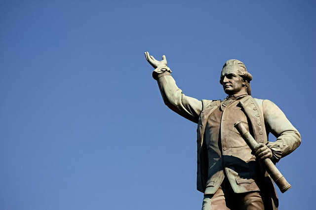 Patung Kapten James Cook (1728-1779). Seorang navigator, penjelajah, dan kartografer Inggris yang merupakan orang Eropa pertama yang melakukan kontak dengan pantai timur Australia dan Kepulauan Hawaii, serta yang pertama mengelilingi Selandia Baru. (Picture from iStock)