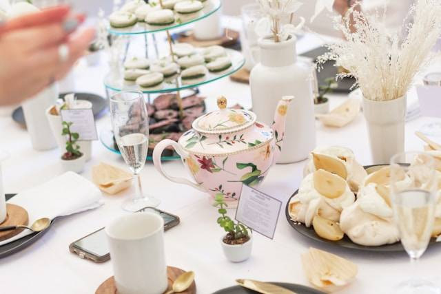 Ilustrasi Tata Cara Afternoon Tea. Foto: dok. Unsplash/Sincerely Media