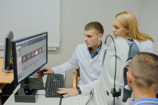 Dokter Spesialis Mata Sedang Memanfaatkan Teknologi  Optical Coherence Tomography (OCT). OCT merupakan teknologi terbaru yang digunakan untuk membantu diagnosis dan pengobatan berbagai jenis penyakit mata tanpa pembedahan (Sumber: shutterstock)