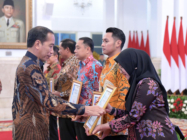 Presiden Joko Widodo menyerahkan penghargaan kabupaten dengan SPBE terbaik kepada Bupati Banyuwangi, Ipuk Fiestiandani dalam peluncuran GovTech Indonesia dan SPBE Summit 2024 di Istana Negara, Senin (27/5/2024). Foto: Dok. Istimewa