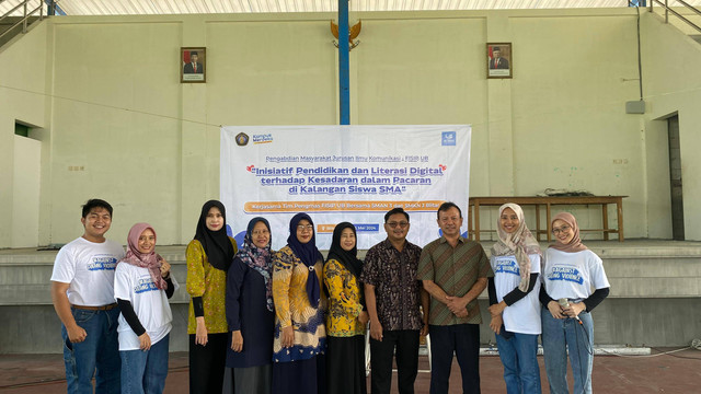 Tim Pengabdian Masyarakat Ilmu Komunikasi Universitas Brawijaya melakukan penyuluhan mengenai kekerasan dalam pacaran di SMAN 3 Blitar. Foto : Dokumentasi Pribadi.