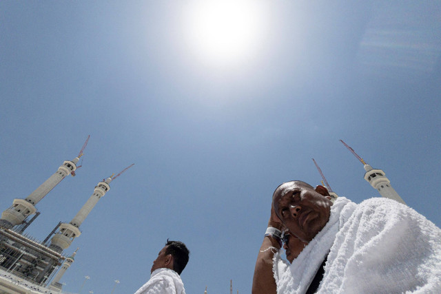 Umat muslim berada di dekat Ka'bah jelang berlangsung peristiwa Rashdul Qiblah atau waktu matahari tepat di atas Ka'bah di Masjidil Haram, Makkah, Arab Saudi, Senin (27/5/2024). Foto: Sigid Kurniawan / ANTARA FOTO