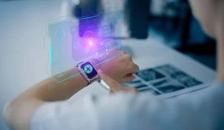Perangkat Wearable Untuk Pemantauan Data Kesehatan (Source : Shutterstock)