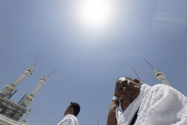 Umat Islam berada di Masjidil Haram seusai berlangsung peristiwa Rashdul Qiblah atau waktu matahari tepat di atas Ka'bah di Makkah, Arab Saudi, Senin (27/5/2024). Foto: ANTARA FOTO/Sigid Kurniawan