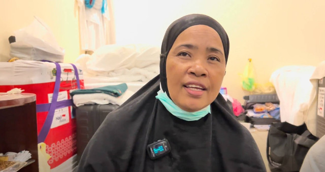 Juswati Daud, jemaah embarkasi Ujungpandang bersama bercerita soal pengalamannya mencium hajar aswad, Jumat (24/5/2024). Foto: Salmah Muslimah/kumparan