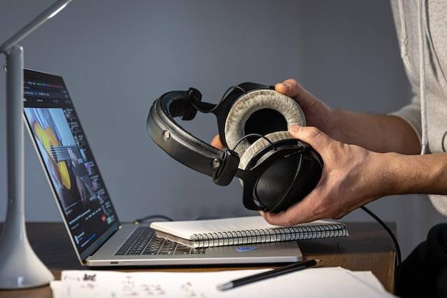 Ilustrasi cara mengatasi laptop Lenovo tidak ada suaranya. Foto: Freepik 