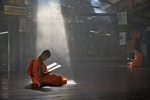 Ilustrasi cara menumbuhkan perilaku disiplin dan saling menghargai dalam menjalankan ibadah pada diri seseorang. Foto: Pixabay.