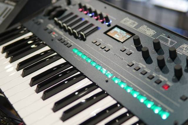 Ilustrasi cara memainkan piano digital, sumber foto: TStudio by pexels.com