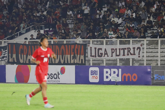 Protes fans saat pertandingan Timnas Wanita Indonesia melawan Singapura di Stadion Madya, GBK, Jakarta, Selasa (28/5/2024). Foto: Iqbal Firdaus/kumparan