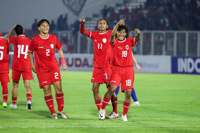 Timnas Wanita Indonesia melawan Singapura di Stadion Madya, GBK, Jakarta, Selasa (28/5/2024). Foto: Iqbal Firdaus/kumparan