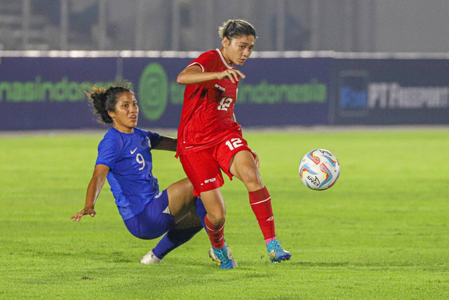 Timnas Wanita Indonesia melawan Singapura di Stadion Madya, GBK, Jakarta, Selasa (28/5/2024). Foto: Iqbal Firdaus/kumparan