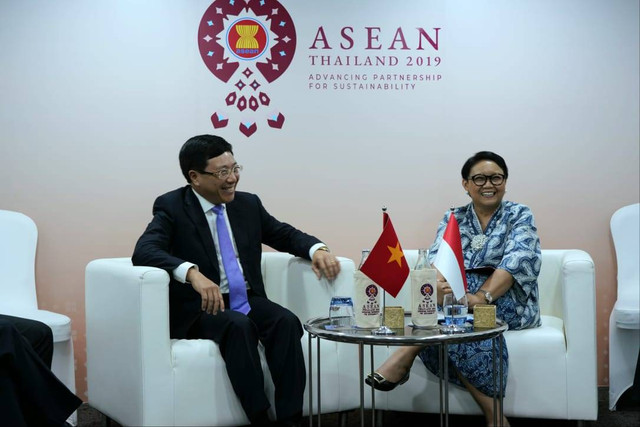 Bangkok, 31 Juli 2019 - Menteri Luar Negeri RI, Retno L.P. Marsudi saat melaksanakan pertemuan bilateral dengan Menteri Luar Negeri/Deputi Perdana Menteri Viet Nam, Pham Binh Minh, di sela-sela Pertemuan Tingkat Menteri ASEAN dan Mitra Wicara, di Bangkok, Thailand. (sumber foto: Kementerian Luar Negeri RI. https://kemlu.go.id/portal/id/read/497/berita/indonesia-)