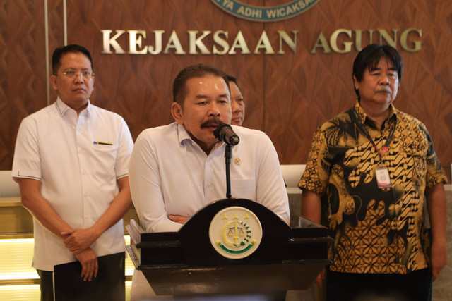 Jaksa Agung ST Burhanuddin bersama Kepala BPKP Yusuf Ateh menyampaikan hasil perhitungan kerugian negara (PKN) di Gedung Utama Kejaksaan Agung RI, Jakarta, Rabu (29/5/2024). Foto: Jamal Ramadhan/kumparan