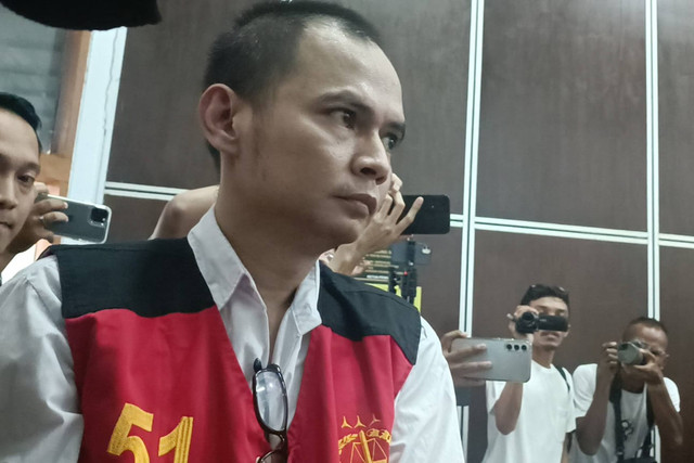 Panca Darmansyah, terdakwa pembunuhan anak kandung di Jagakarsa, saat menjalani sidang perdana di PN Jakarta Selatan, Rabu (29/5/2024). Foto: Hedi/kumparan