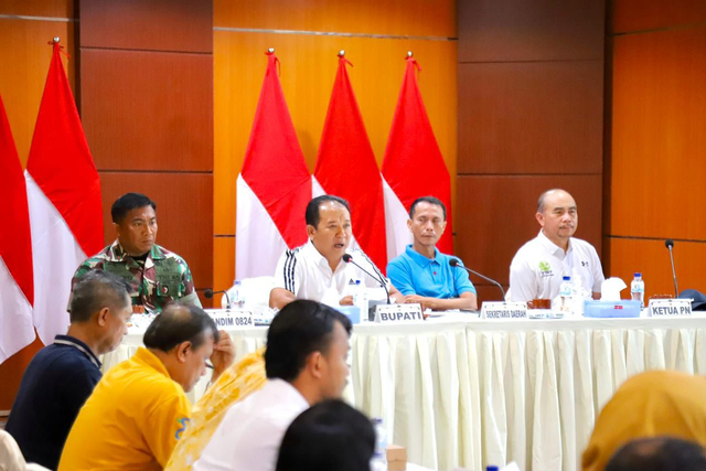 Bupati Jember Hendy Siswanto dalam memimpin rapat Sinergi dan Kolaborasi Mingguan setiap Rabo (Si Rambo) di Kantor Taspen Jember, Rabu (29/5/2024). Foto: Dok. Istimewa