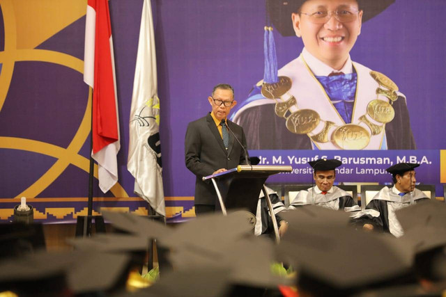 Sekdaprov Lampung Fahrizal Darminto dalam Rapat Senat Luar Biasa, Yudisium dan Wisuda Program Sarjana dan Pascasarjana Universitas Bandar Lampung (UBL) | Foto : Adpim