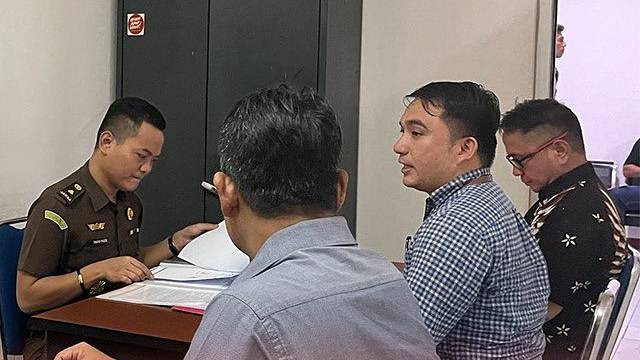 Pihak Kejaksaan Negeri Manado saat menerima berkas tahap dua kasus dugaan Money Politics dua caleg terpilih dari Gerindra, IWL alias Indra dan CL alias Chris. Tampak kuasa hukum kedua caleg bersama pimpinan Bawaslu Manado. (foto: dokumen istimewa)