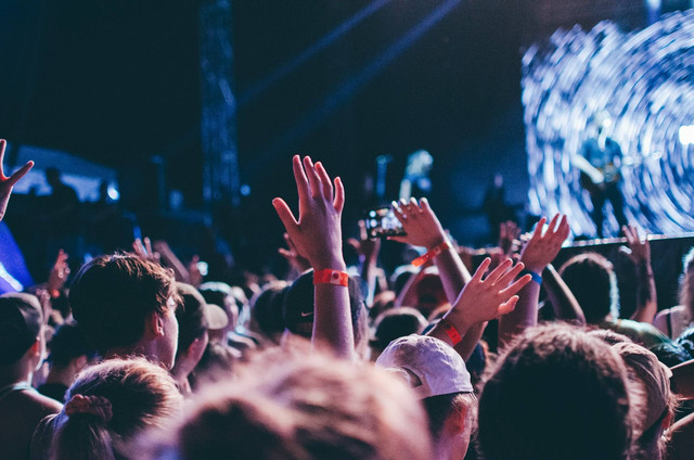 Jadwal dan lokasi konser Juicy Luicy di Jakarta. Foto hanya ilustrasi, bukan gambar sebenarnya. Sumber: Unsplash/ Alex Bracken.