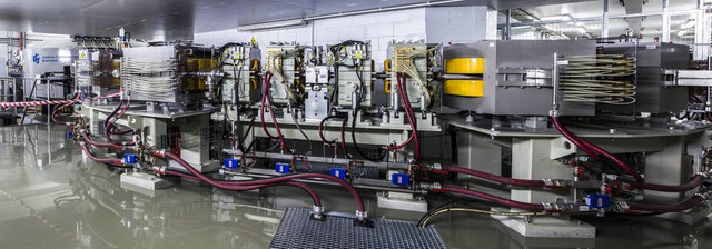 Foto Cyclotron Proteus C-235 dan garis balok di Bronowice Cyclotron Center. Pemercepatan partikel yang digunakan untuk penelitian nuklir dan radioterapi proton (Sumber: shutterstock)