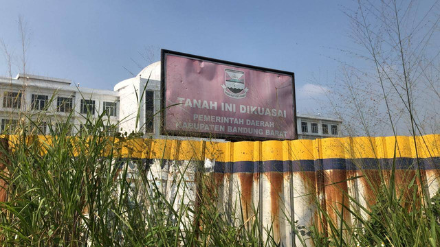 Papan pengumuman di depan gedung DPRD Kabupaten Bandung Barat. Dok: Robby Bouceu/kumparan