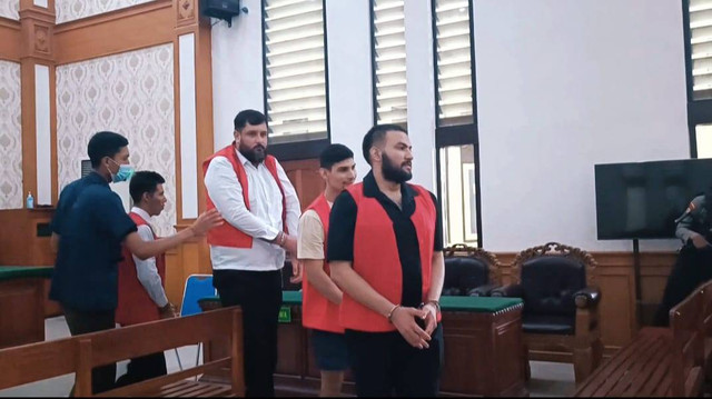 Dari kiri ke kanan: WN Meksiko Victor Eduardo Deraz Gonzalez (35), Jose Alfonso Aramburo Contreras (31), Juan Antonio Mayorquin Escobedo (31) dan Roberto Sicarios Valdes (26) di PN Denpasar. Foto: Denita BR Matondang/kumparan