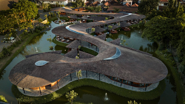 Suasana restoran dari cabang terbaru Talaga Sampireun Bali (30/5/2024). Foto: Dok. Talaga Sampireun