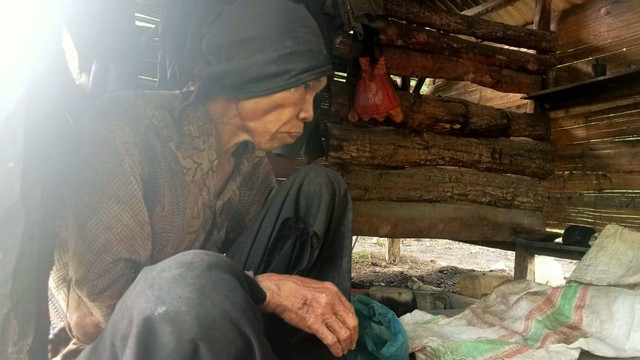 Kakek Sius di pondok reyot. Foto: Rosis Adir