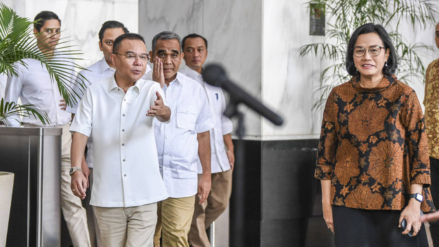 Menteri Keuangan Sri Mulyani (kanan) berjalan bersama Ketua Tim Gugus Tugas Sinkronisasi Prabowo-Gibran Sufmi Dasco Ahmad (kiri) usai melakukan pertemuan tertutup di Kantor Kementerian Keuangan, Jakarta, Jumat (31/5/2024). Foto: ANTARA FOTO/Galih Pradipta