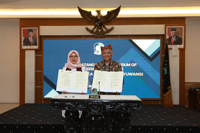 Bupati Banyuwangi Ipuk Fiestiandani bersama Direktur Manufacturing SBI, Soni Asrul Sani, usai penandatanganan MoU kerja sama pengolahan sampah, di Banyuwangi, Rabu (29/5/2024). Foto: Dok. Humas Pemkab Banyuwangi