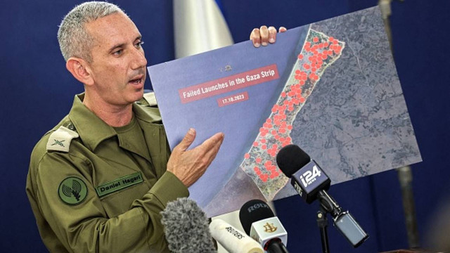Juru bicara militer Israel Daniel Hagari menggunakan infografik yang dibuat dengan hati-hati untuk menyajikan narasi Israel tentang kebijakan perangnya kepada media dari The Kirya, yang merupakan kantor Kementerian Pertahanan Israel, di Tel Aviv pada 18 Oktober 2023. (AFP/Gil Cohen-Magen)