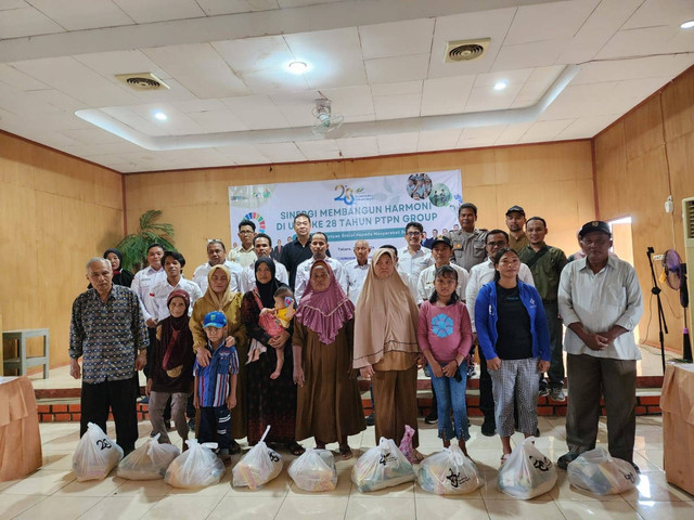 Fotto bersama PTPN IV PalmCo dan warga penerima sembako. Foto: Dok. PTPN XIII