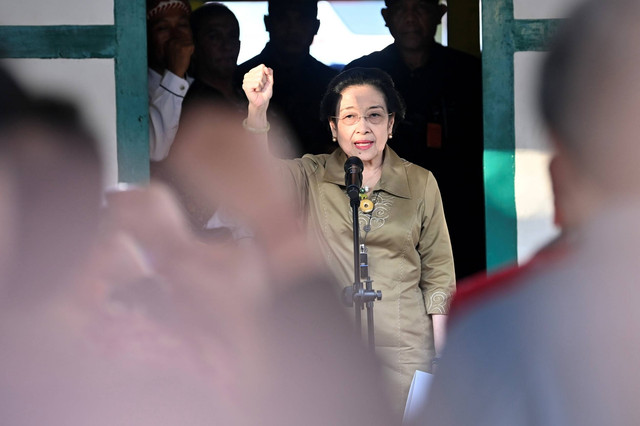 Presiden ke-5 RI sekaligus Ketua Dewan Pengarah Badan Pembinaan Ideologi Pancasila (BPIP) Megawati Soekarnoputri memberikan salam saat berkunjung di Situs Rumah Pengasingan Bung Karno di Ende, Nusa Tenggara Timur (NTT), Jumat (31/5/2024). Foto: M Risyal Hidayat/ANTARA FOTO