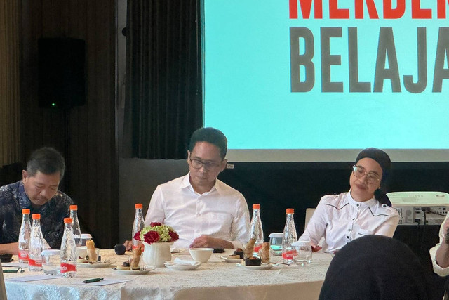 Kepala Badan Standar, Kurikulum, dan Asesmen Pendidikan Kemendikbud Ristek, Anindito Aditomo, (tengah) konferensi pers soal buku panduan penggunaan rekomendasi buku sastra di kawasan Jakarta Selatan, Jumat (31/5/2024). Foto: Luthfi Humam/kumparan