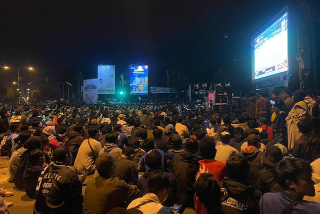 Ribuan bobotoh padati perempatan Pemda Bandung, saat nobar pertandingan Persib Bandung vs Madura United, Jumat (31/5/2024). Foto: kumparan