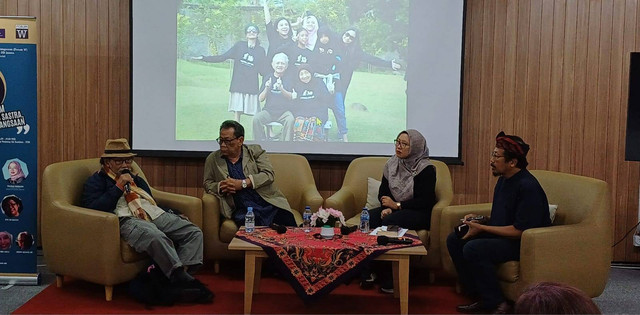 Diskusi tentang penyair Abdul Hadi WM. Foto: Dokumentasi pribadi