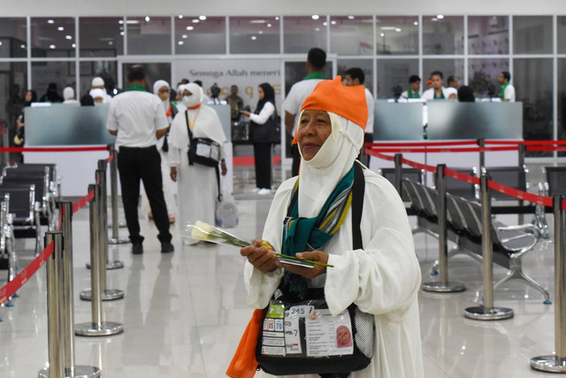 Calon haji embarkasi Solo menggunakan layanan Fast Track Haji "Mecca Route" di Bandara Internasional Adi Soemarmo, Boyolali, Jawa Tengah, Jumat (31/5/2024). Foto: Indrianto Eko Suwarso/ANTARA FOTO