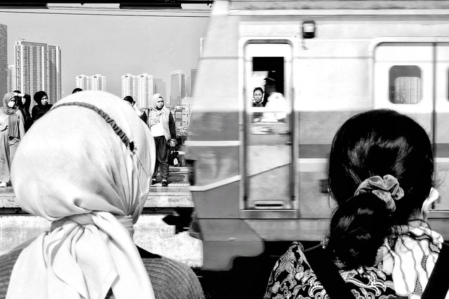 Penumpang berdiri di sepanjang peron bersiap memasuki kereta, Stasiun Manggarai, Jakarta, Selasa, 28 Mei 2024. Abdullah Syamil Iskandar