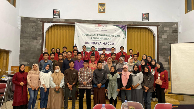 Kegiatan sosialisasi dan demonstrasi budidaya maggot dengan masyarakat dusun Pete dan Mranggen, Margodadi (Sumber: dokumentasi pribadi)