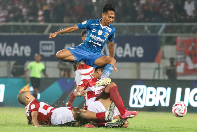 Pemain Persib Bandung Beckham Putra Nugraha melewati hadangan pemain Madura United Cleberson Martins De Souza dan Fachruddin Wahyudi Aryanto pada leg kedua Final Liga 1 di Stadion Gelora Bangkalan, Bangkalan, Jawa Timur, Jumat (31/5/2024). Foto: Rizal Hanafi/ANTARA FOTO