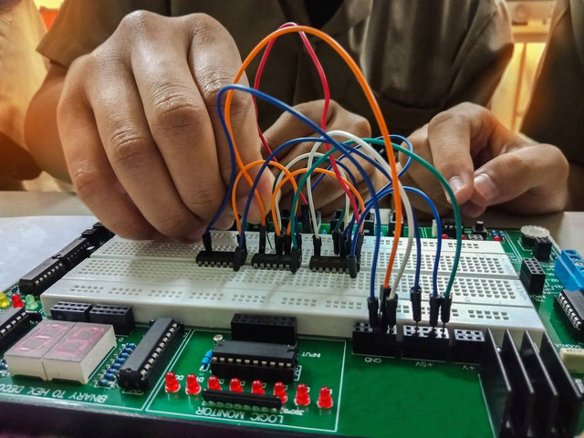 Gambar Siswa sedang mempraktekkan Gerbang Logika dalam rangkaian elektronika (Sumber : shutterstock)