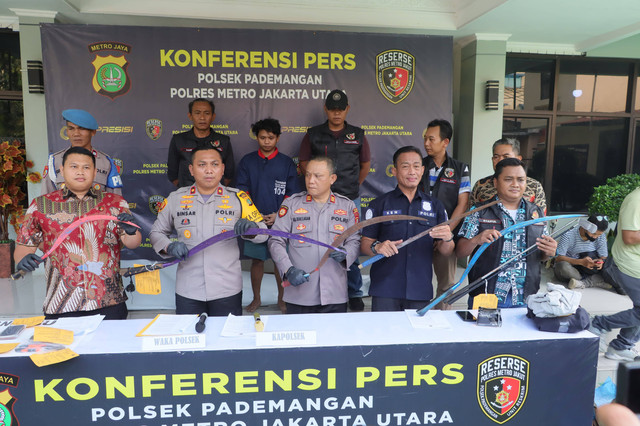 Polisi tangkap 2 remaja yang terlibat dalam tawuran gangster di Pademangan. Foto: Dok. Humas Polsek Pademangan