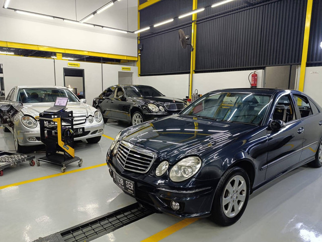 Mobil yang melakukan perawatan di Real Auto Workshop Pratama Eril. Foto: Fitra Andrianto/kumparan