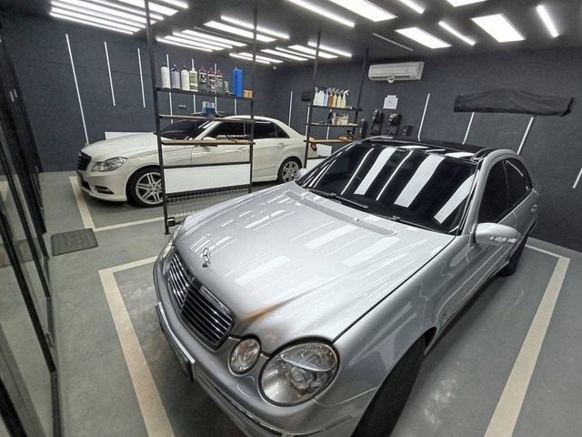 Mobil yang melakukan perawatan di Real Auto Workshop Pratama Eril. Foto: Fitra Andrianto/kumparan